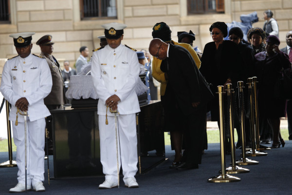 Mandela yace en la capilla ardiente en Pretoria