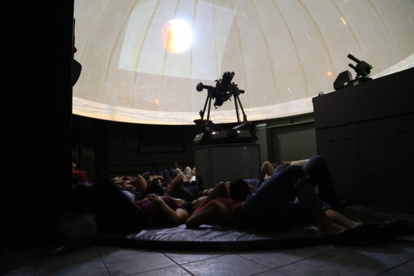 El eclipse de luna roja cautivó a toda Honduras