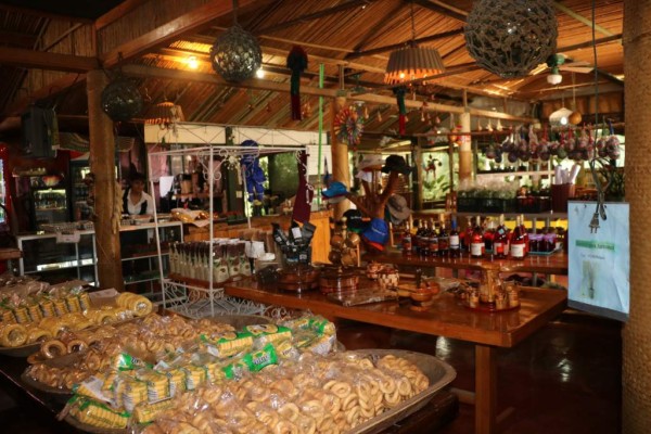 En el restaurante Villa Verde hay variedad de productos y souvenirs. Fotos: Marlon Laguna