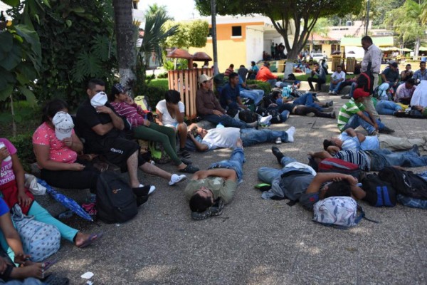 Bolton propone a México negociar con Honduras por caravana de migrantes