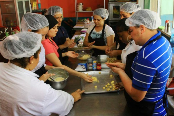 Negocios que pueden operar durante el toque de queda en Honduras