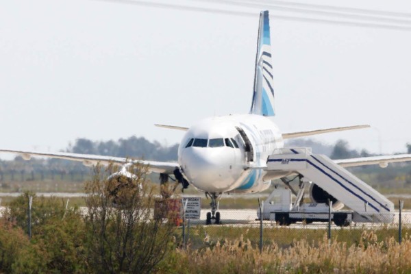 Concluye secuestro del avión de EgyptAir, autor se entrega