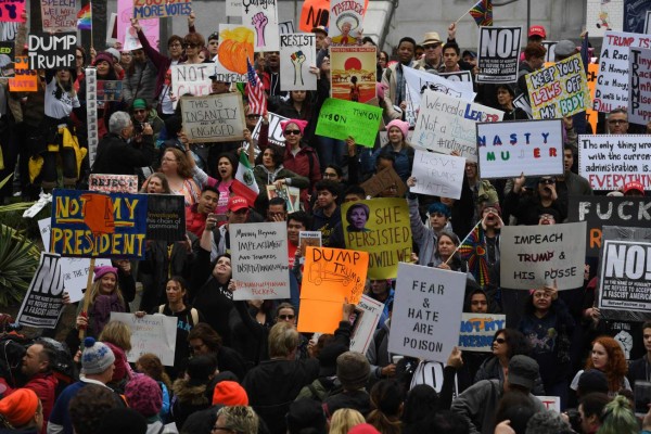 Miles piden a Trump que dimita en masivas protestas