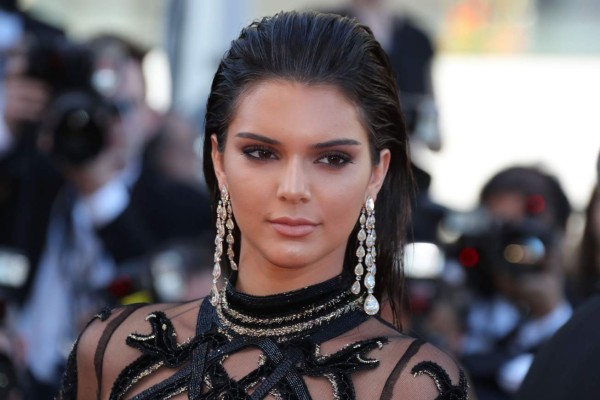 Kendall Jenner muestra sus pechos en París