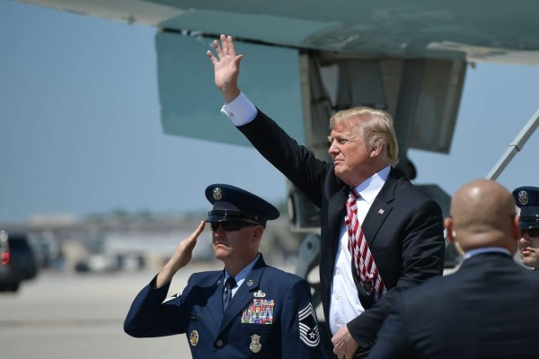 Trump despotrica contra California por negarse a militarizar frontera