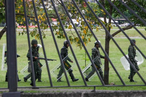 Maduro ordena militarizar la frontera con Colombia