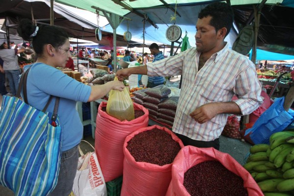 Hondureños hacen milagros para cubrir sus necesidades