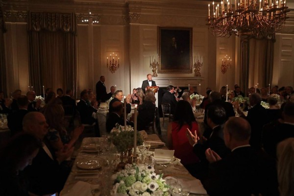 1000000787. Washington (United States), 26/02/2017.- US President Donald J. Trump (C) delivers brief remarks before a toast during the annual Governors Dinner in the East Room of the White House in Washington, DC, USA, 26 February 2017. Part of the National Governors Association's annual meeting in the nation's capital, the black tie dinner and ball is the first formal event the Trumps will host at the White House since moving in last month. (Estados Unidos) EFE/EPA/CHIP SOMODEVILLA / POOL (AFP OUT)