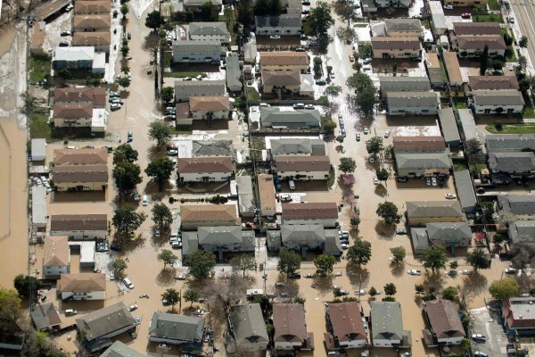Evacuan a miles de personas por inundaciones en California