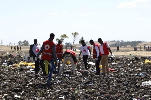 El equipo de la Cruz Roja trabaja en medio de los escombros en el lugar del accidente de Ethiopia Airlines cerca de Bishoftu. AFP