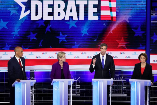 Candidatos demócratas sorprenden al hablar español en debate en Florida