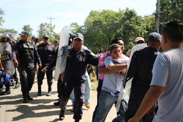 Con bombas lacrimógenas desalojan toma en El Progreso