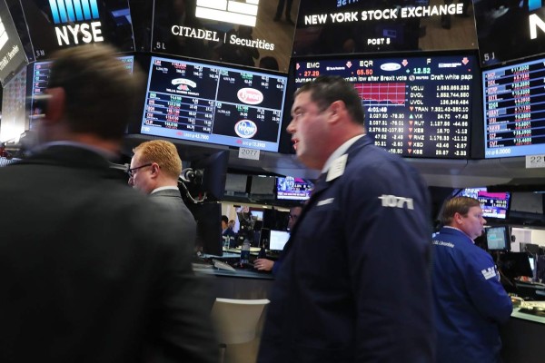 Sin ceder al pánico, Wall Street cierra con fuerte caída