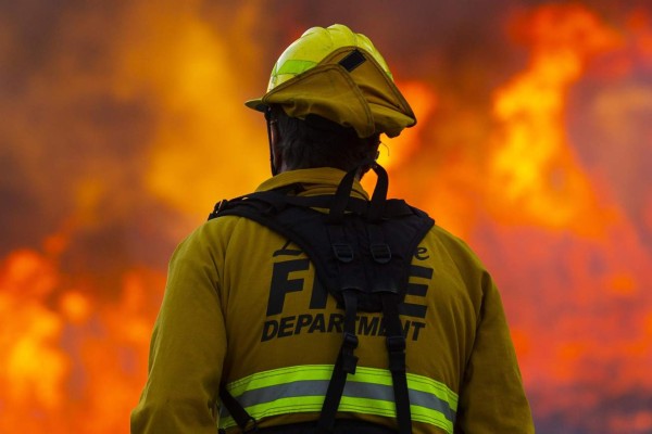 ¡Infierno en California! Más de 2,500 bomberos luchan contra un gigantesco incendio