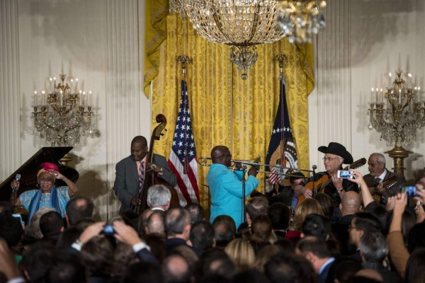 Obama lleva el ritmo cubano a la Casa Blanca para celebrar la hispanidad