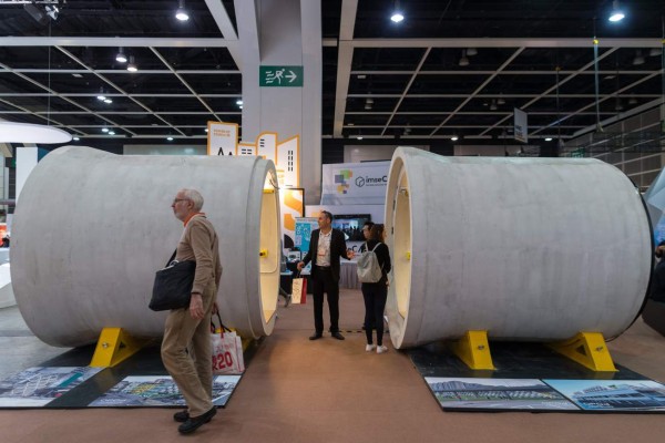 HONG KONG WATER PIPE HOME-06. Hong Kong (China), 07/12/2017.- Visitors look at the inside the OPod Tube House on display during the Design Inspire exhibition in Hong Kong, China, 07 December 2017 (issued 10 December 2017). The OPod Tube House, created by James Law Cybertecture, is an experimental low cost, micro-living housing unit constructed out of a 2.5 meters diameter concrete water pipe that aims to ease Hong Kong's affordable housing problem. EFE/EPA/JEROME FAVRE