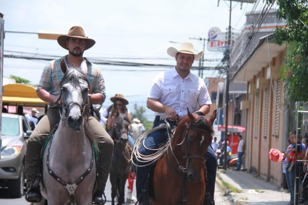 Desfile hípico de la Agas encanta a los sampedranos