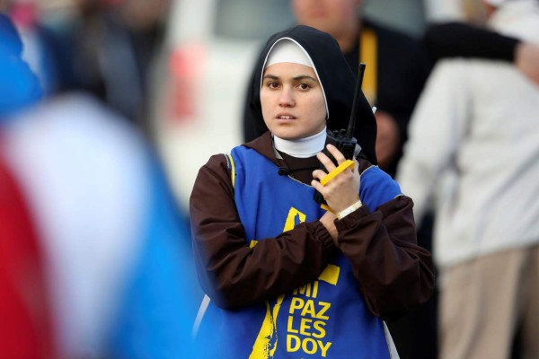 GRAF1035 TEMUCO (CHILE), 17/01/2018.- Una monja carmelita coordina el ingreso de feligreses a la espera del papa Francisco, quien ofrecerá una misa multitudinaria en el aeroparque Maquehue hoy, miércoles 17 de enero de 2018, en Temuco (Chile). El papa Francisco se encuentra en Chile para realizar una visita de Estado de tres días durante la cual celebrará misas masivas en las ciudades de Santiago, Temuco e Iquique, antes de dirigirse a Perú el 18 de enero.