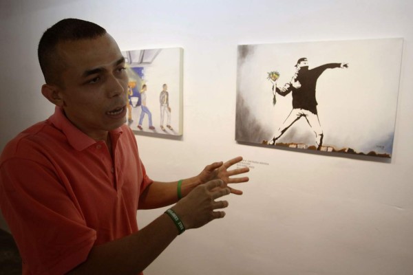 Presos inauguran con sus obras una sala de exposiciones en una cárcel colombiana