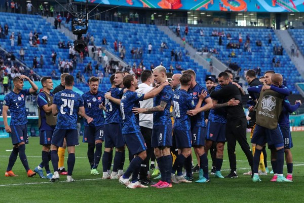 Slovakia's players celebrate after winning the UEFA EURO 2020 Group E football match between Poland and Slovakia at the Saint Petersburg Stadium in Saint Petersburg on June 14, 2021. (Photo by EVGENIA NOVOZHENINA / POOL / AFP)