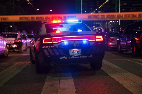 Video: Así ejecutó uno de los francotiradores a un policía en Dallas