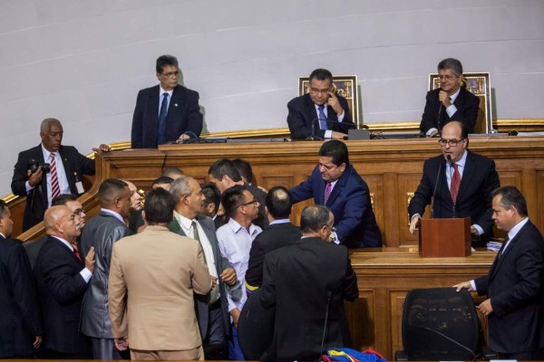 Concluye en Venezuela controvertida sesión parlamentaria