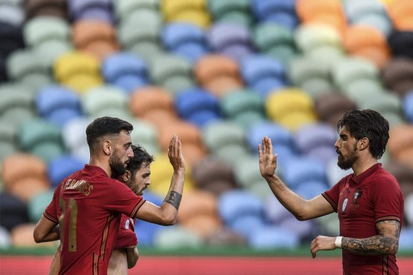 Portugal's midfielder Bruno Fernandes (L) celebrates scoring the opening goal during the international friendly football match between Portugal and Israel at the Jose Alvalade stadium in Lisbon in preparation for the UEFA EURO 2020 football competition, on June 9, 2021. (Photo by PATRICIA DE MELO MOREIRA / AFP)