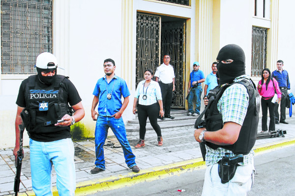 Ada Muñoz se resiste a perder sus prestaciones laborales