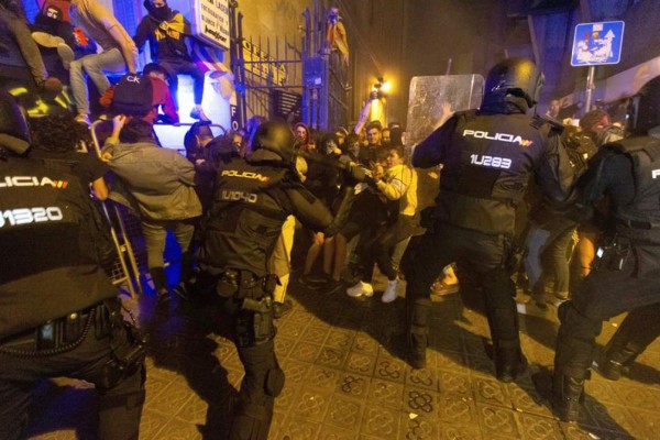 Represión policial en Barcelona contra la manifestación independentista