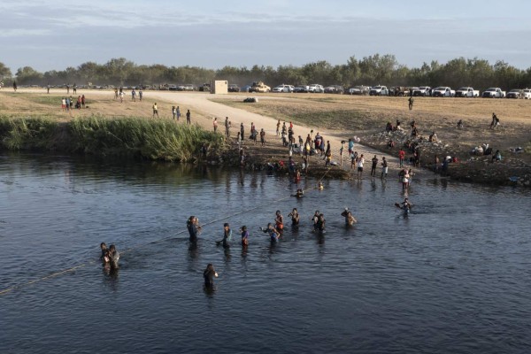 Texas intenta frenar el ingreso de migrantes con un 'muro de acero'