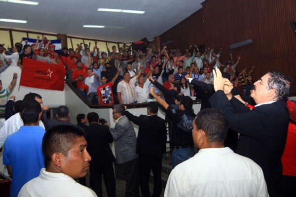 Libre arma zafarrancho nunca antes visto en el Congreso de Honduras