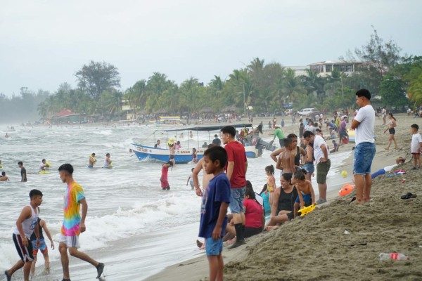 Bañistas llenaron playas de Tela el fin de semana pese al mal clima