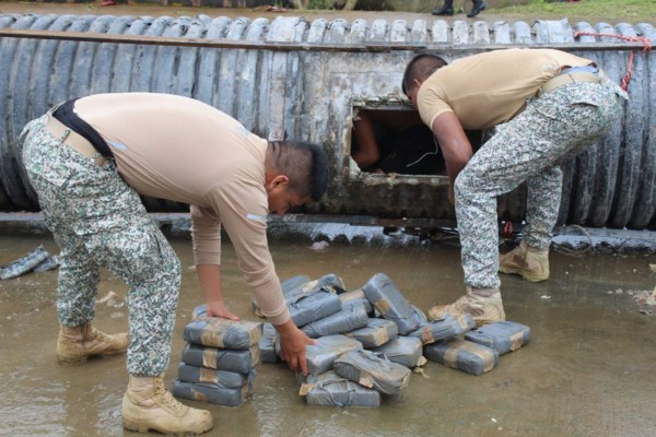 Hallan en Colombia un cargamento de marihuana en un cilindro adherido a una embarcación