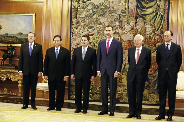 Foto oficial de las comitivas de España y Honduras.