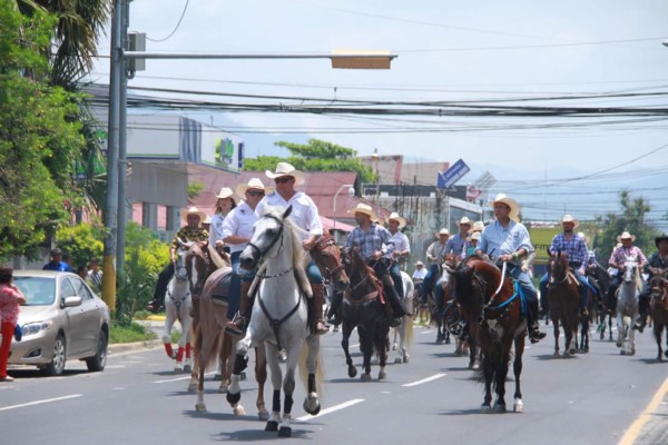 Desfile hípico de la Agas encanta a los sampedranos