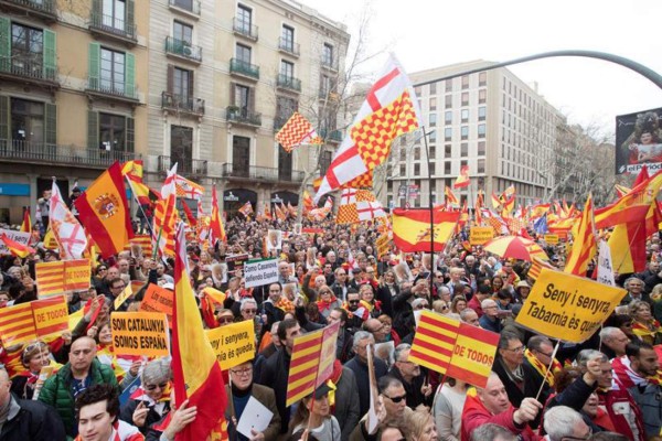 Miles de contrarios a la secesión de Cataluña se manifiestan en Barcelona