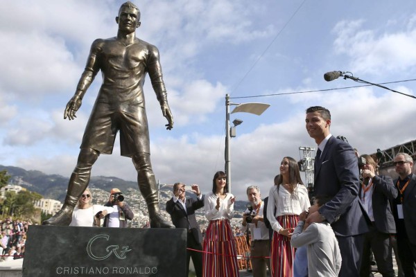 Curioso detalle en estatua de Ronaldo causa revuelo