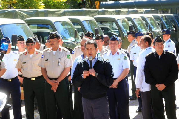 Hernández entrega 158 vehículos a la Policía Militar