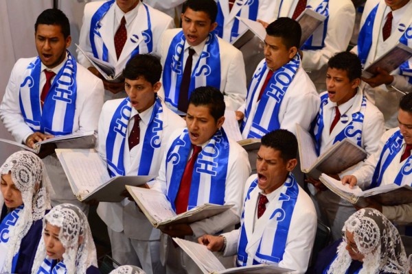 Coristas hondureños deleitan a cristianos mexicanos