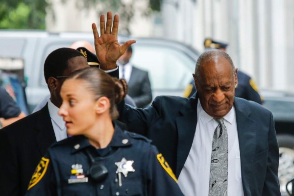 Bill Cosby (R) waves to fansas he arrives on the sixth day of jury deliberations of his sexual assault trial at the Montgomery County Courthouse on June 17, 2017 in Norristown, Pennsylvania. The jury of the trial for American actor Bill Cosby suspended its work Friday night, unable to determine a verdit after 52 hours of deliberations. / AFP PHOTO / EDUARDO MUNOZ ALVAREZ
