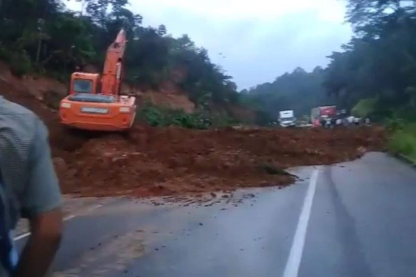 Habilitado el paso en carretera CA-5 tras derrumbe