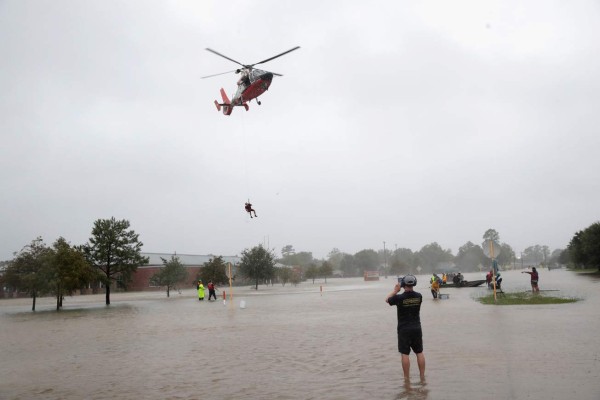 Harvey deja diez muertos en Houston y se dirige a Luisiana