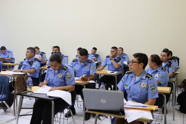 Unos 65 oficiales de policía inician proceso de profesionalización