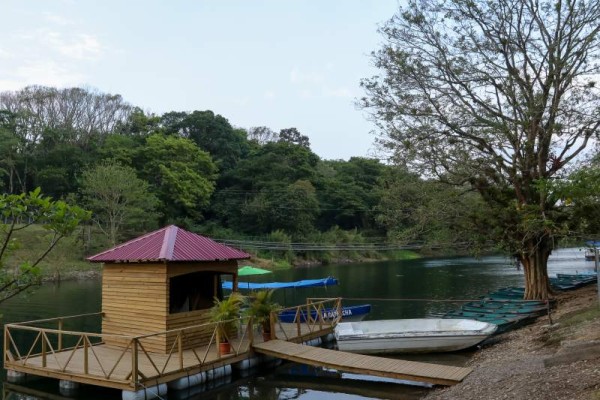 Para llegar a Peña Blanca debe tomar la carretera hacia Tegucigalpa y desviarse a la altura de La Barca hacia Río Lindo. Y si viene de Tegucigalpa, la entrada es por el desvío de La Guama. En la gráfica el Canal de Peña Blanca donde hay negocios que ofrecen el servicio de renta de lanchas y kayak, uno de ellos es Renta Lago de Yojoa Kayak justo donde se encuentra la balsa flotante.