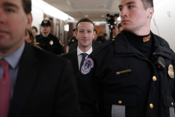 Zuckerberg admite su 'error' por robo de datos ante el Congreso