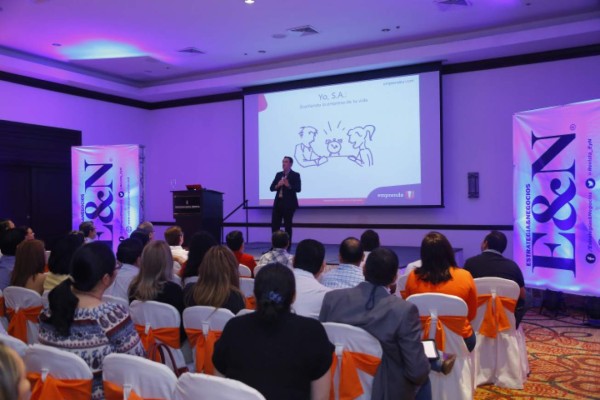 Más de 250 empresarios asisten a conferencia de Julio Zelaya