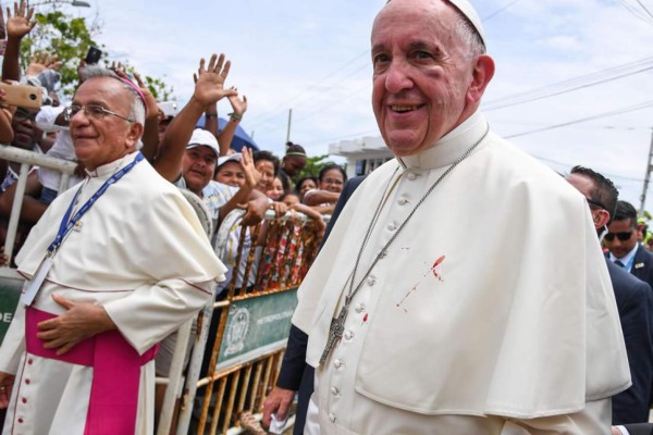 La sangre en el rostro del Papa le alcanzó a manchar la capa de la túnica blanca. Foto EFE.