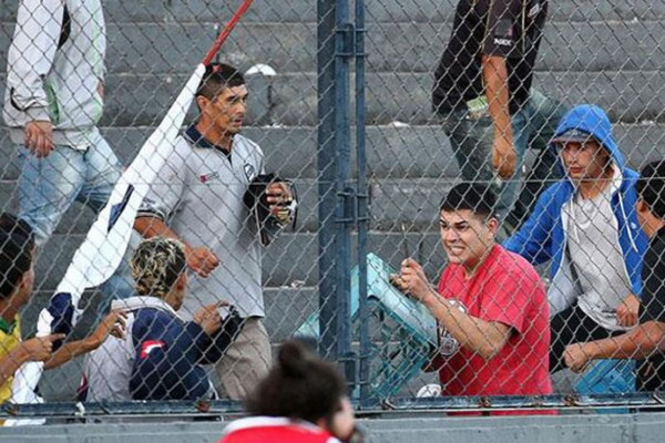 Tres heridos en pelea entre hinchas en primera división de Argentina