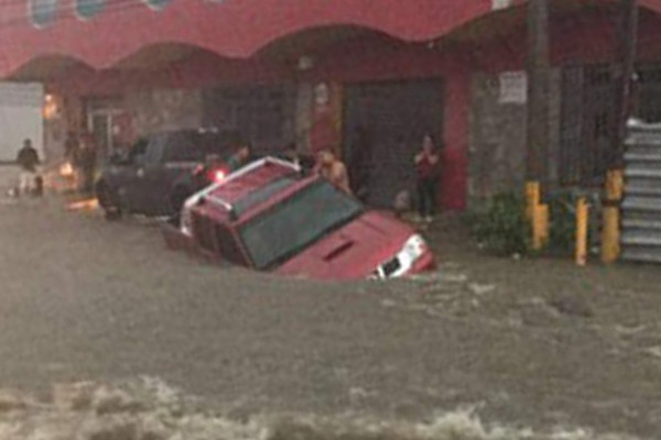 Torrencial tormenta inunda calles de San Pedro Sula