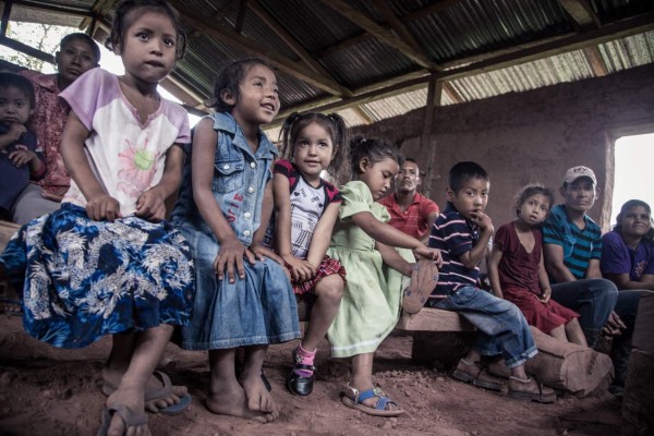 Aurelio Martínez, el tolupán que da clases en el rincón de una iglesia